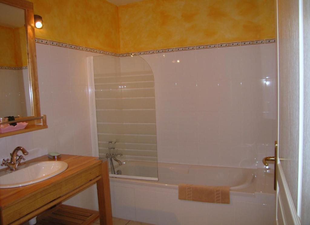 Hotel De La Barbacane Tiffauges Szoba fotó