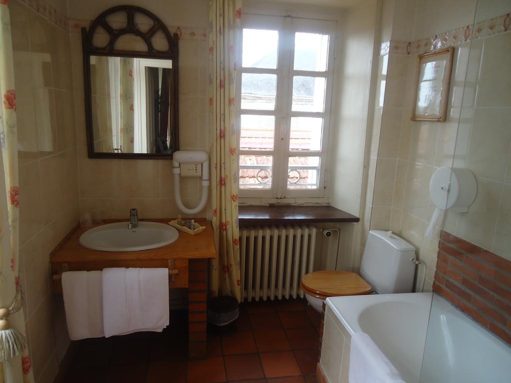 Hotel De La Barbacane Tiffauges Szoba fotó